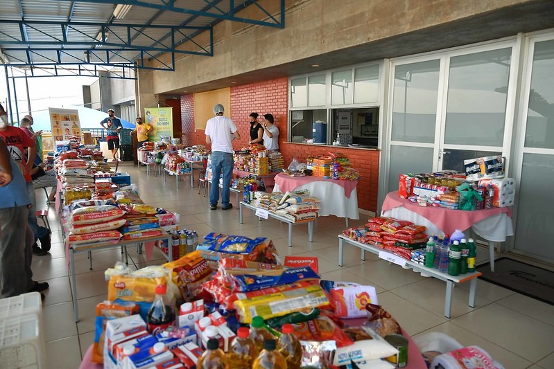 Mesa Brasil, do Sesc, repassa uma tonelada e meia de alimentos a entidades beneficentes